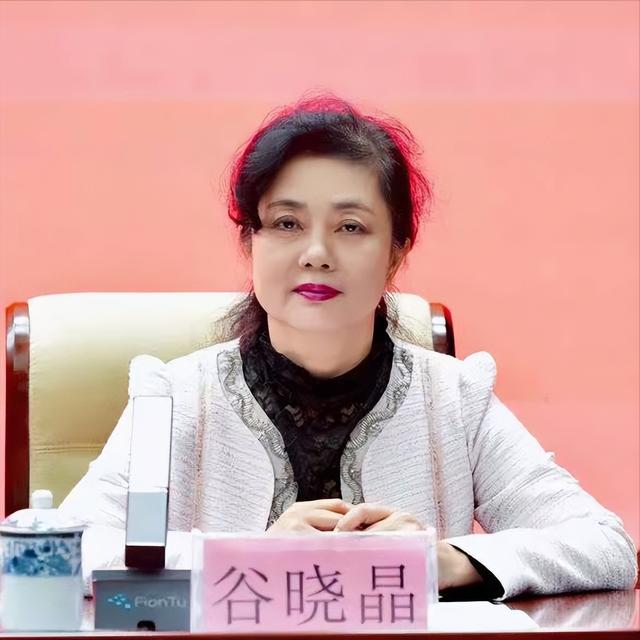 海南电台“女贪官”谷晓晶，真不是一般“好色”，给男下属递房卡