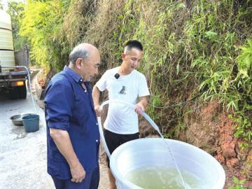 纳溪 网红“明二哥”为村民送水