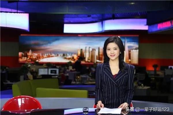 上海新闻主播雷小雪，当年为了爱情离开四川电视台
